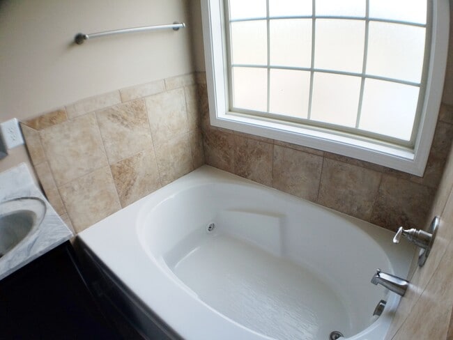 Building Photo - Nice 3 bedroom 2 bath