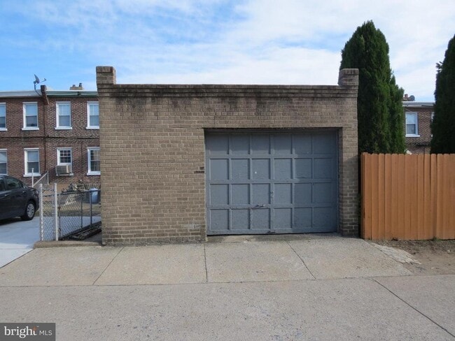 Building Photo - 240 Pensdale St