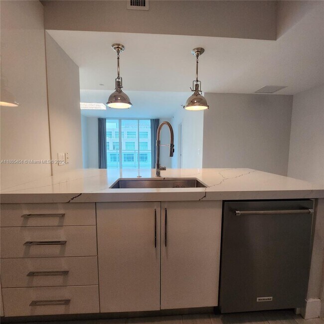 Building Photo - 950 Brickell Bay Dr