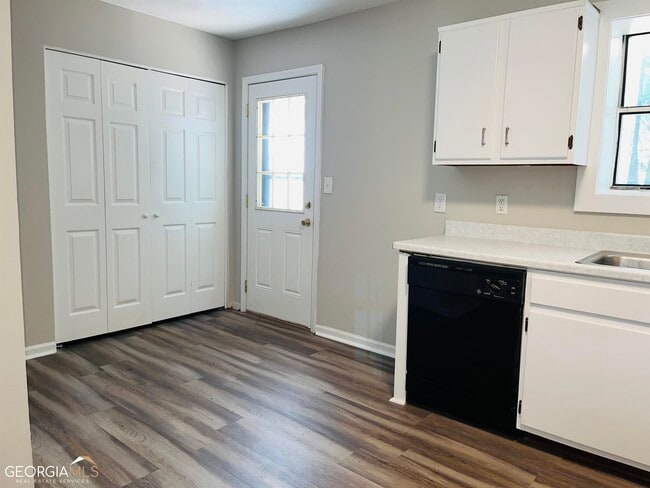 Building Photo - 8975 Stonebridge Blvd