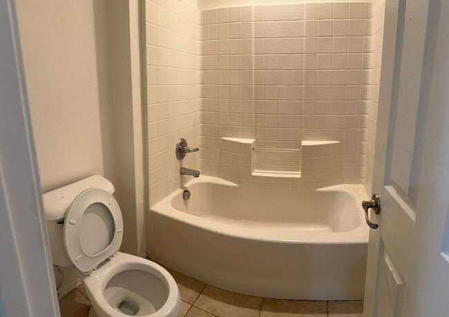 Building Photo - Large 5 bedroom / 2.5 Bathroom Perris Home
