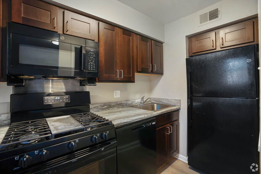 2BR, 1BA - 730SF - Savannah