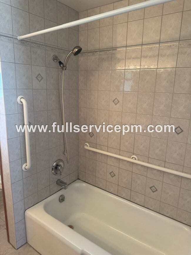 Building Photo - Charming house in downtown Snohomish