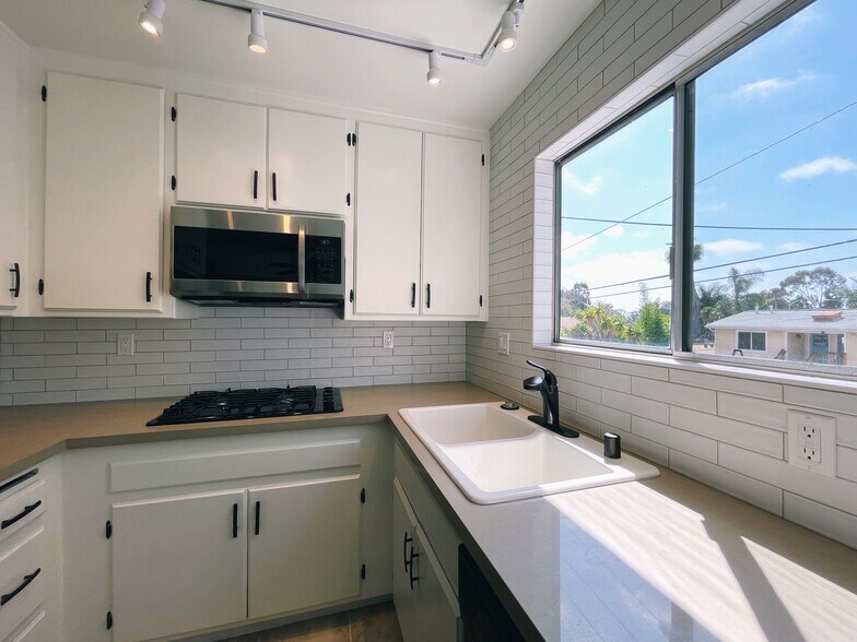 Building Photo - 3966 Cleveland Ave