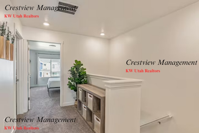 Building Photo - Beautifully Maintained Townhouse in a Prime Location