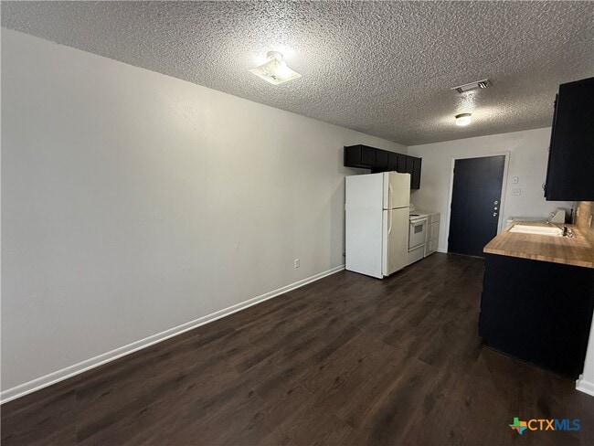 Building Photo - 909 Dryden Ave