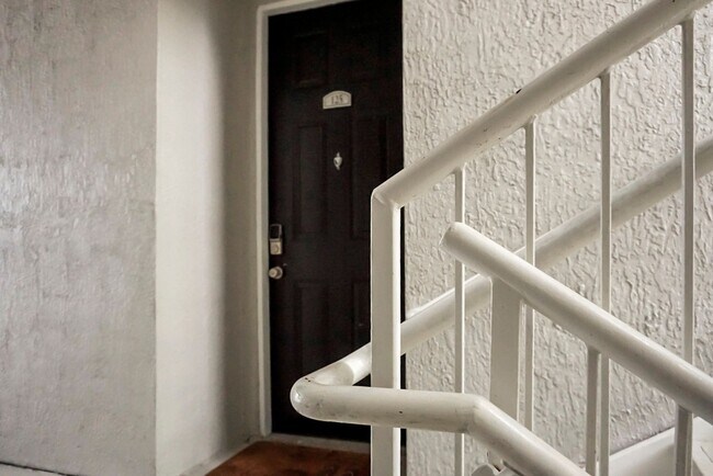 2nd Floor Condo - 60 Fenwick Hall Aly