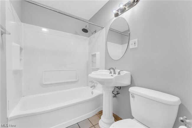 Building Photo - 923 E 218th St