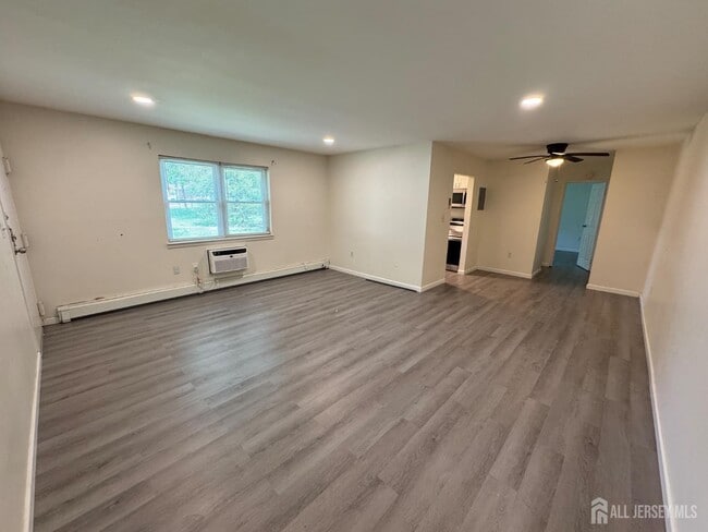 Building Photo - 289 Main St