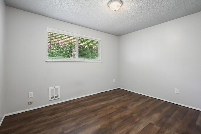 Building Photo - MOVE IN READY NOW! Normandy Park 1 level 2...
