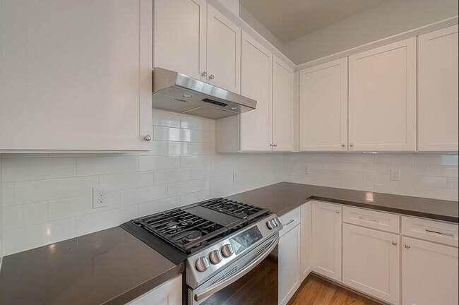 Building Photo - 2759 Clinton Dr