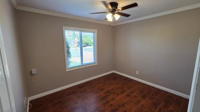 Building Photo - Spacious 3 bed 1 bath with a large backyard!