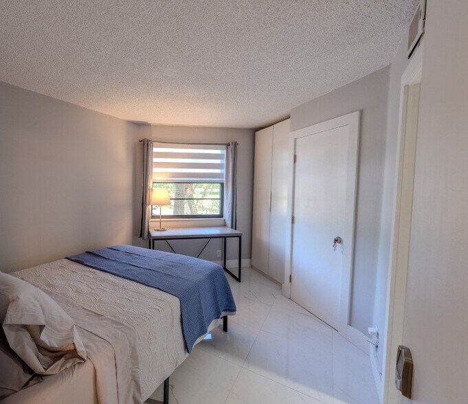 Building Photo - 10451 W Broward Blvd