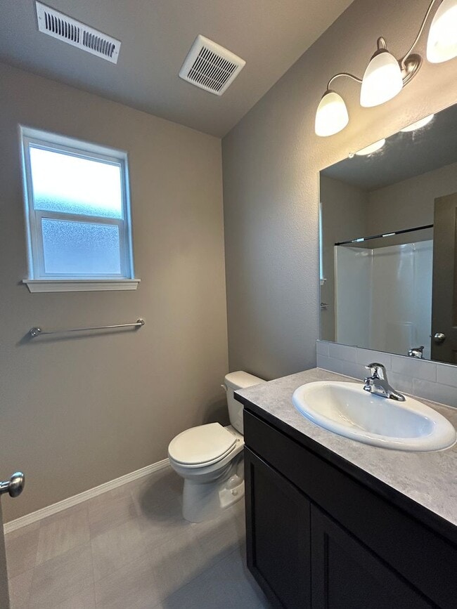 Building Photo - Newer 3 Bedroom / 2 Bathroom Home In NW Re...
