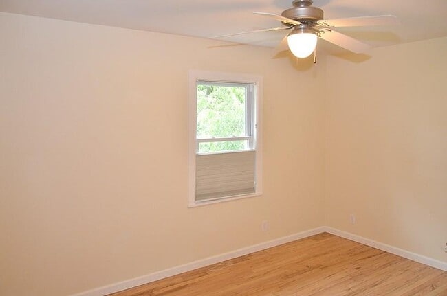 Building Photo - 1179 Oak Grove Ave