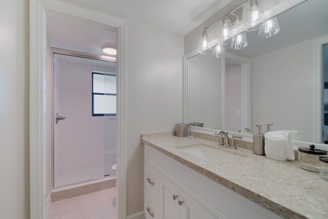 Building Photo - 11355 Pond View Dr