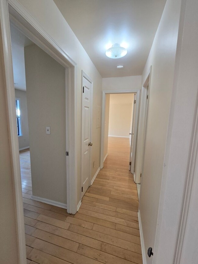 Building Photo - Commuter's delight! Spacious 2nd fl: 2-bed, 2-bath condo with fireplace, washer & dryer & off-str...