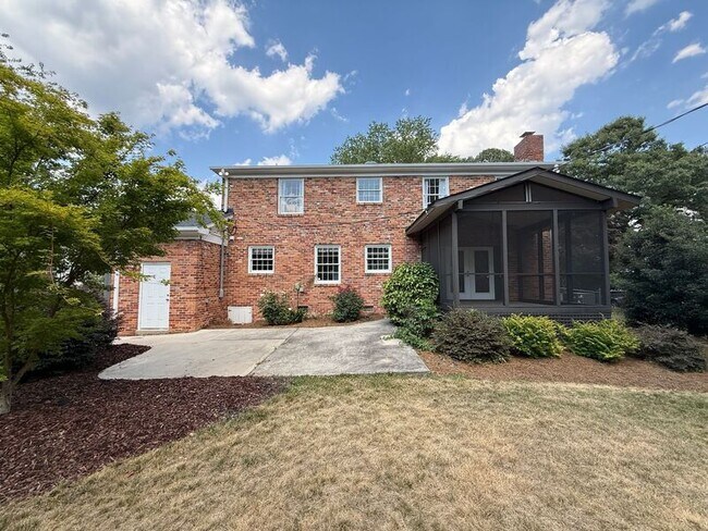 Building Photo - 5017 Sandlewood Dr