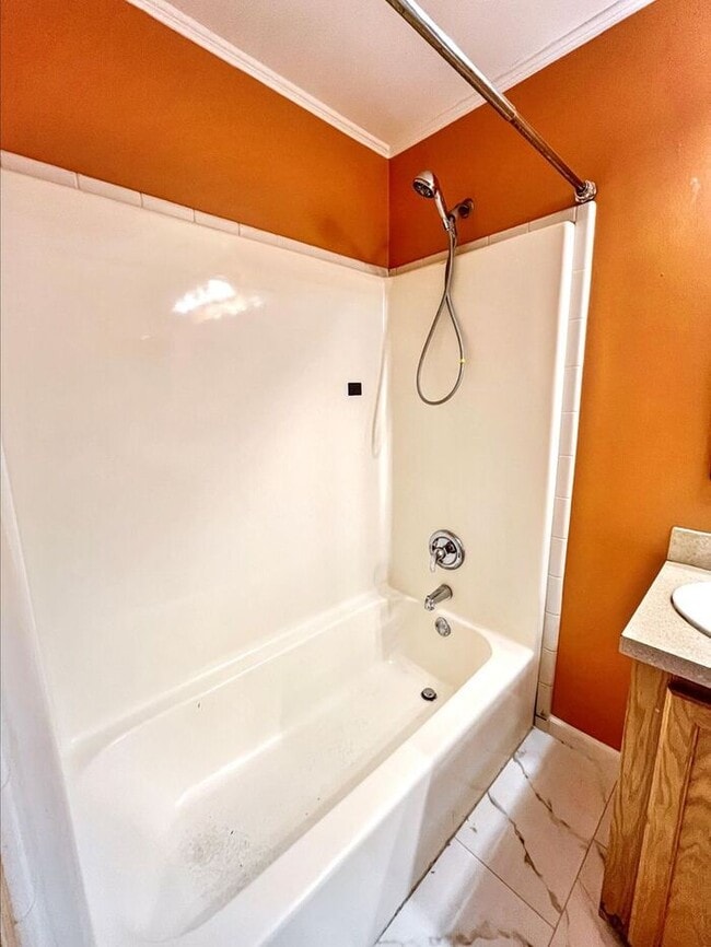 Building Photo - Charming 4-Bedroom Home in a Convenient Lo...