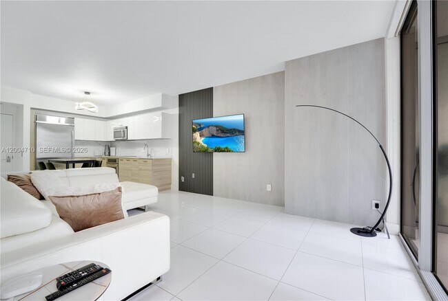 Building Photo - 1300 Brickell Bay Dr