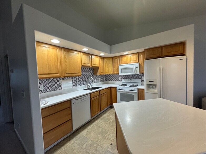 Building Photo - 1840 N Monte Vista Dr