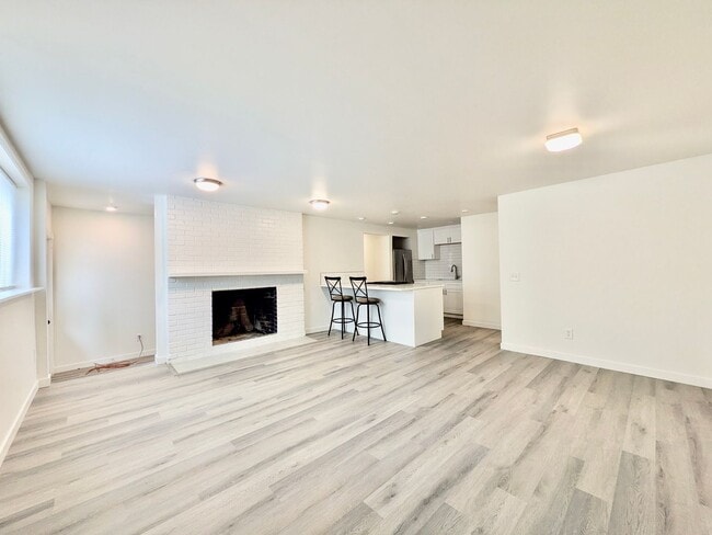 Building Photo - 9938 SW Terwilliger Blvd