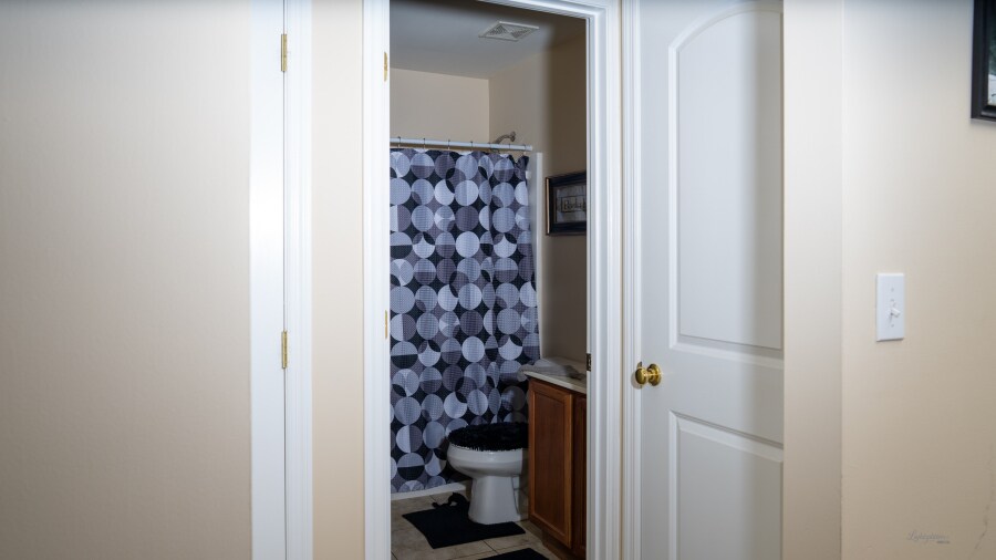entry master bathroom - 615 Grayhawk Cir