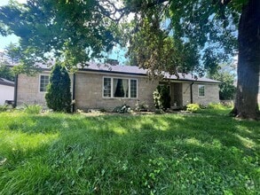 Building Photo - Spacious 3 bedroom 1.5 bathroom House