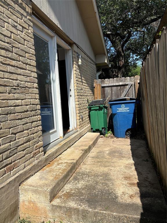 Building Photo - 11905 Oak Knoll Dr