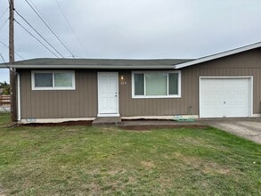 Building Photo - Beautifully updated 2 bed/1bath duplex in ...