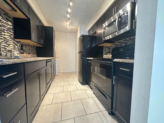 Building Photo - 518 Orange Dr