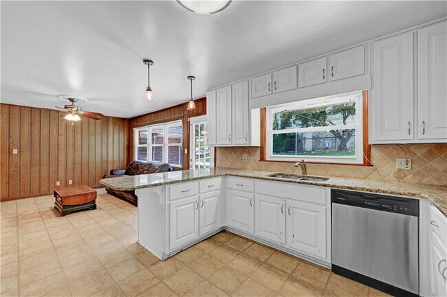 Building Photo - 2127 Desmond Dr