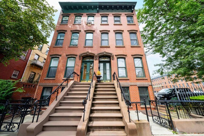 Building Photo - 331 Varick St