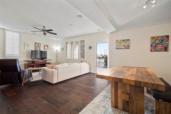 Building Photo - 435 S Oregon Ave