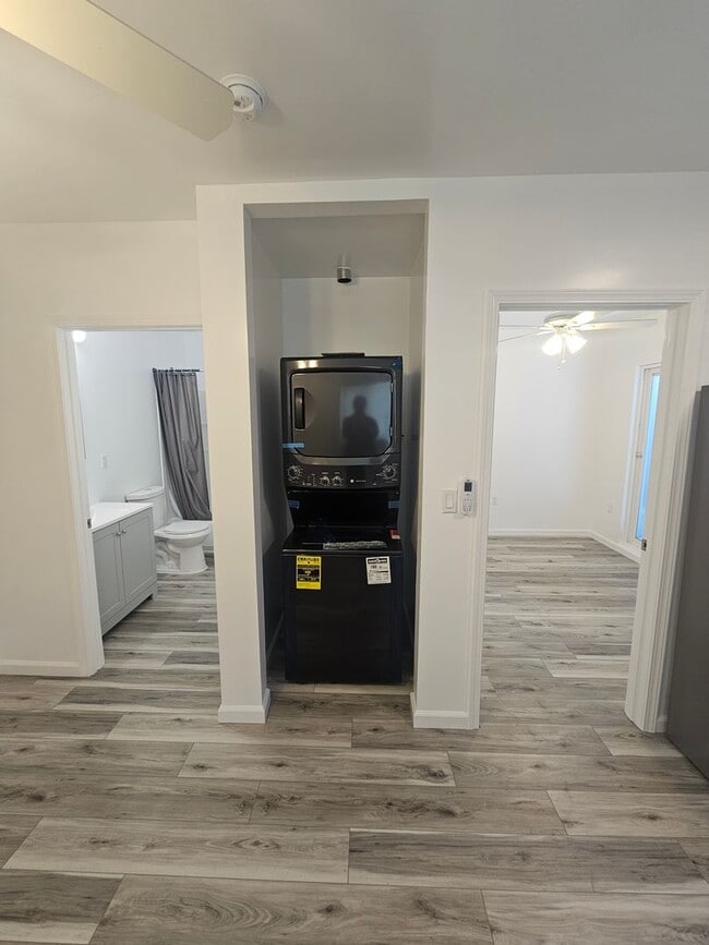 Building Photo - Utilities Paid!  1-Bed 1-bath Apartment in...