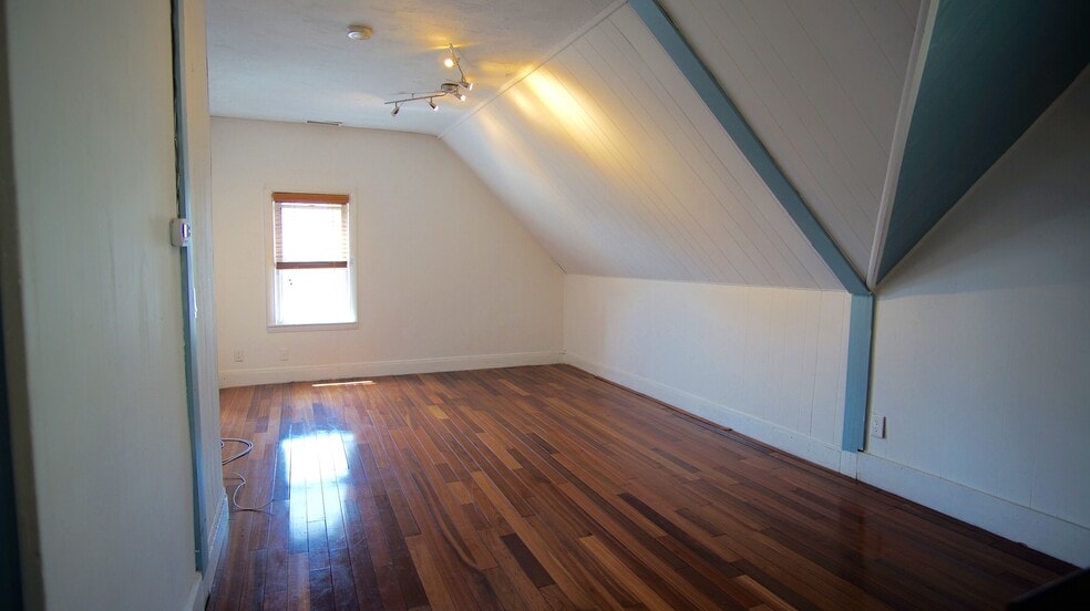 Building Photo - 48 America St