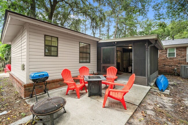 Building Photo - Southside Savannah Gem – 4BR Home in Windsor Forest with Sunroom & Patio