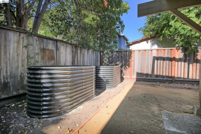Building Photo - 127 Walti St