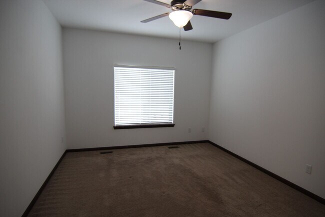 Building Photo - 4 Bedroom, 3 bath close to University