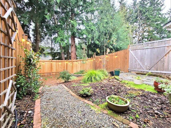 Building Photo - 2 Story Home in Silver Firs