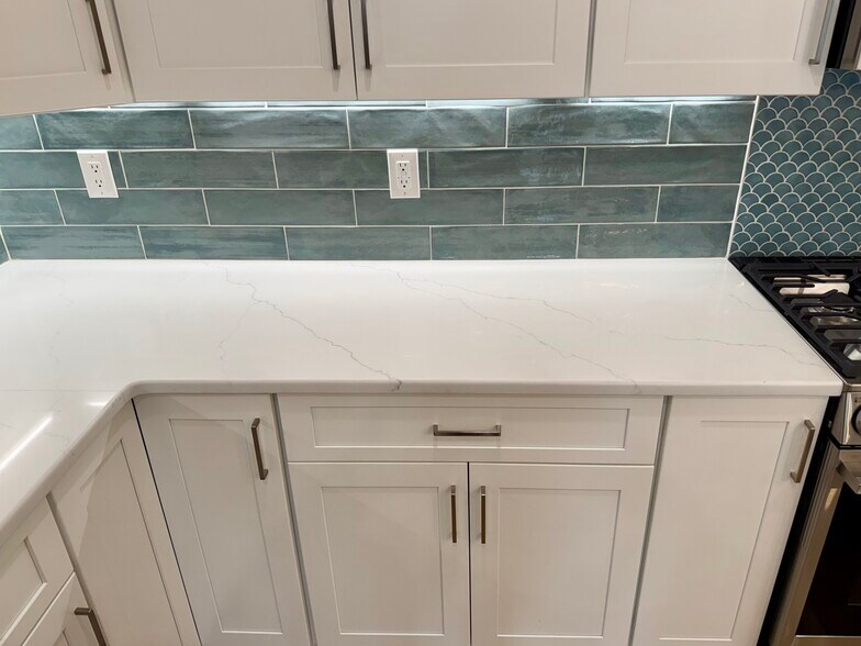 Building Photo - 906 Main St