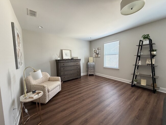 Building Photo - 1630 Shadow Green Dr