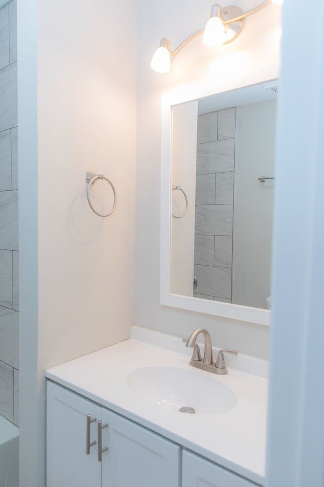 Building Photo - 2 Bed/1 Bath just minutes from Augusta University and Surrey Center, featuring granite countertop...