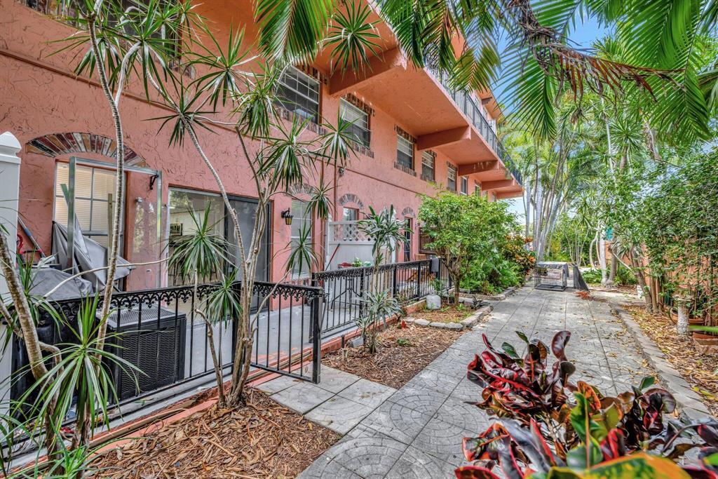 Building Photo - 640 Tennis Club Dr