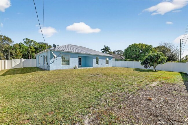 Building Photo - 1855 17th Ave SW