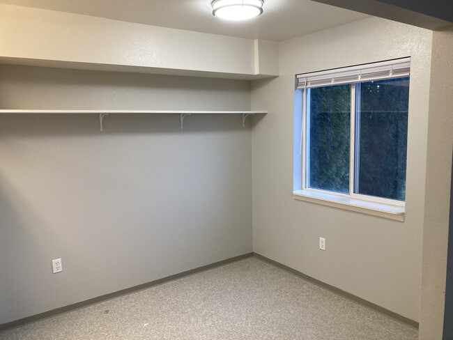 Dining Area - 400 NW Parr Dr