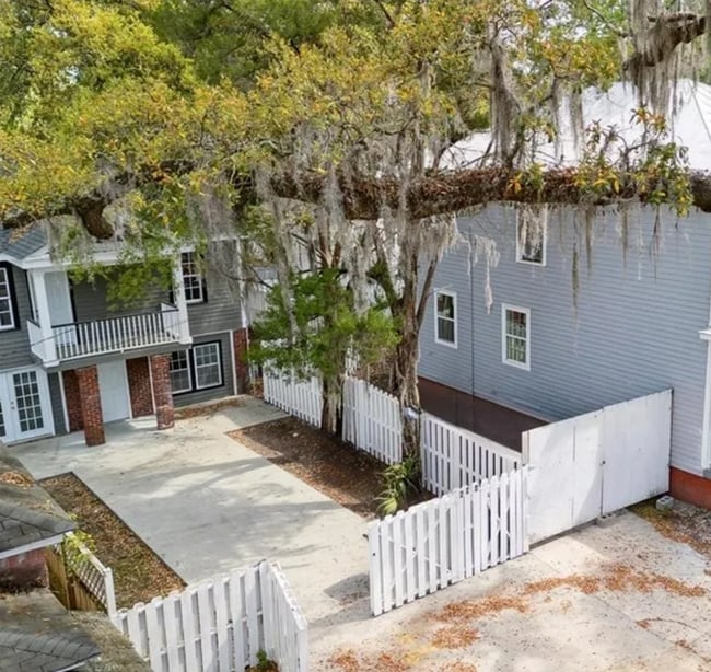 Building Photo - Charming 4BR Downtown Savannah Home with M...
