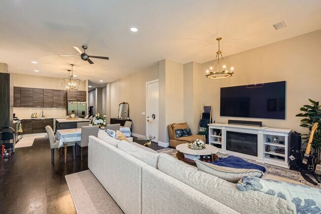 Building Photo - Beautiful 3 bedroom 3 Bathroom home