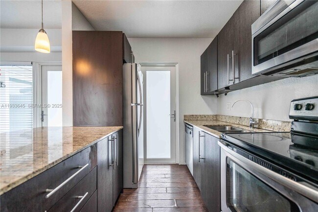 Building Photo - 1940 Biarritz Dr