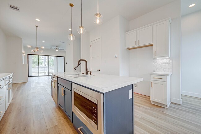 Building Photo - 3503 Anita St